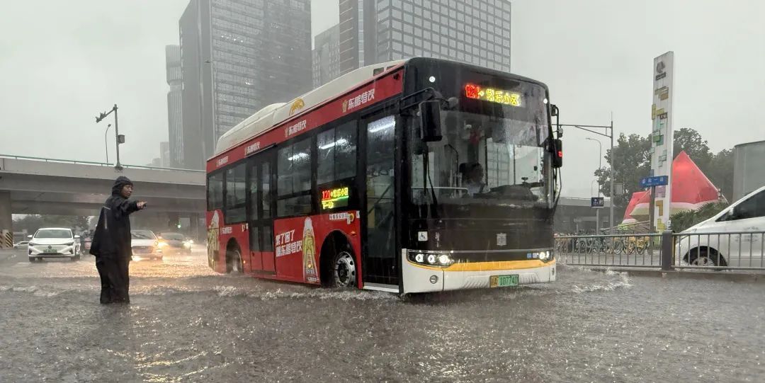 大雨过后,成都公交全部恢复正常运营! 大雨过后,成都公交全部恢复正常运营!