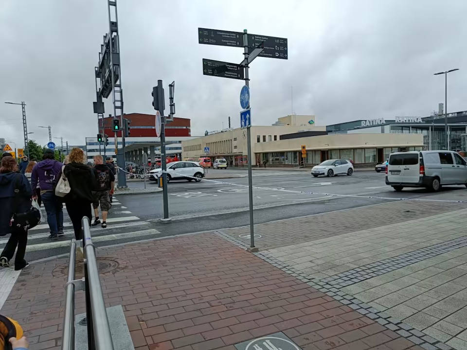 芬兰发生持刀伤人事件,凶手为20多岁男子,目击者称现场好多血 芬兰发生持刀伤人事件,凶手为20多岁男子,目击者称现场好多血