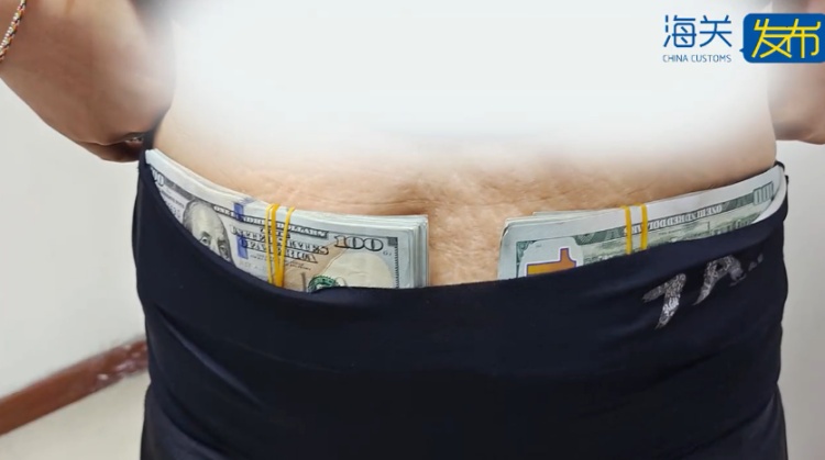 女子入境时藏3.1万美元在内衣和腰腹部所穿的弹力带内,被海关查获 女子入境时藏3.1万美元在内衣和腰腹部所穿的弹力带内,被海关查获