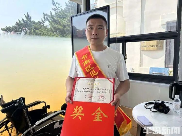 一名孩童不慎落水，下水施救的妈妈也陷入险境！“白衣大哥”直接跳下水