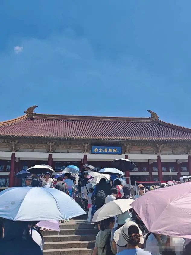 38℃天气,游客广场上暴晒排队!南京博物院紧急增设遮阳棚 38℃天气,游客广场上暴晒排队!南京博物院紧急增设遮阳棚
