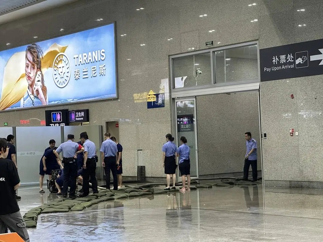 “高铁站台乘客不要打伞！” 成都东站反复提醒，专家解读