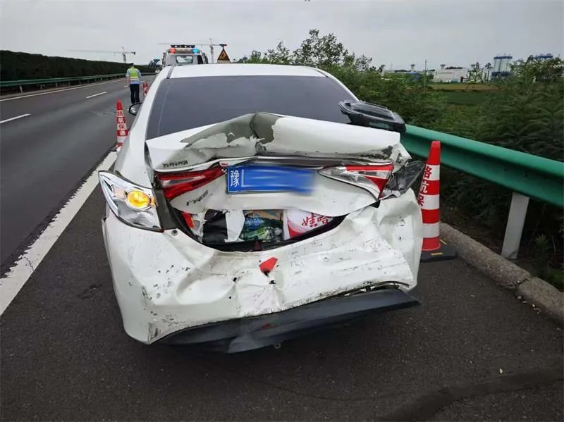 漯河:高速上司机扭头看孩子,瞬间追尾! 漯河:高速上司机扭头看孩子,瞬间追尾!