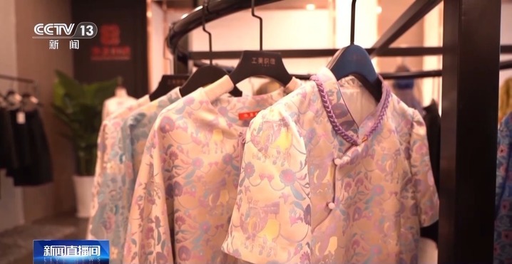 “青铜芙蓉”穿上身 被这波时尚消费新品种草了