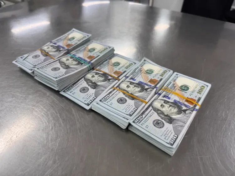 女子入境时藏3.1万美元在内衣和腰腹部所穿的弹力带内,被海关查获 女子入境时藏3.1万美元在内衣和腰腹部所穿的弹力带内,被海关查获