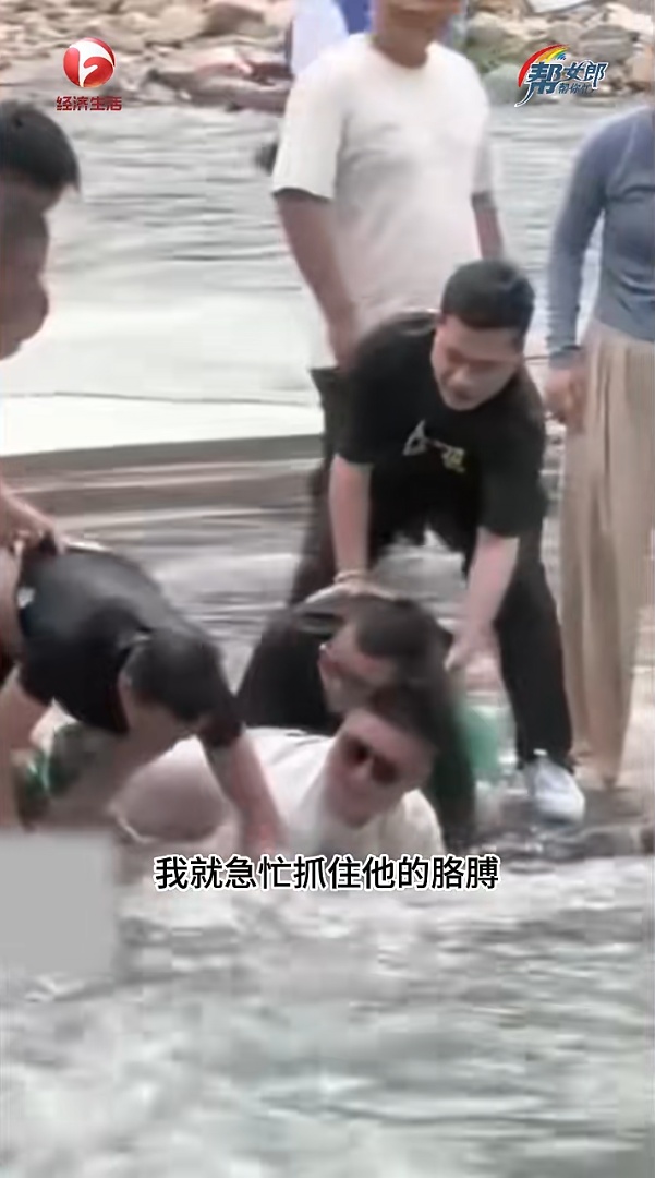 桥下勇救落水娃，那个白衣男子找到啦！