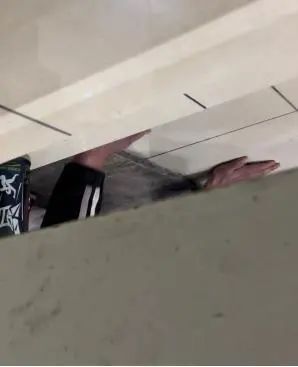 女子同一公厕两遭趴地偷窥,一涉事男子被行拘3日,管理方:已将隔间门板落地 女子同一公厕两遭趴地偷窥,一涉事男子被行拘3日,管理方:已将隔间门板落地