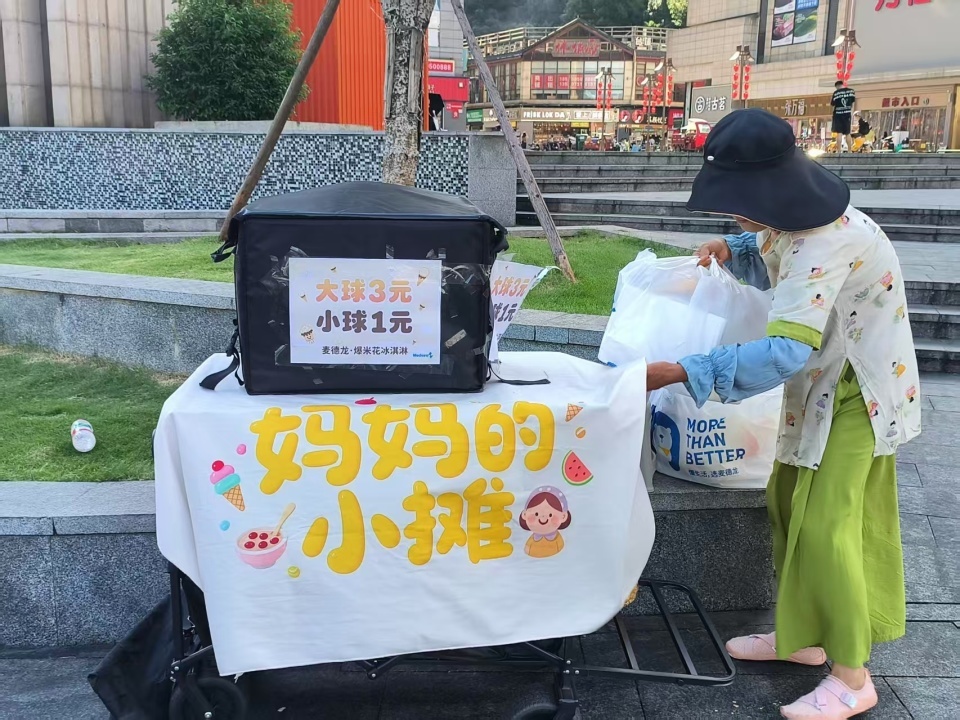 妈妈摆冰淇淋摊，女儿怕没人买偷偷发帖请网友帮忙：我报销！当事人回应：希望妈妈开心