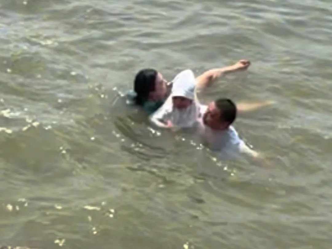 惊险一幕被拍下!“白衣大哥”0帧起手,直接跳下水…… 惊险一幕被拍下!“白衣大哥”0帧起手,直接跳下水……