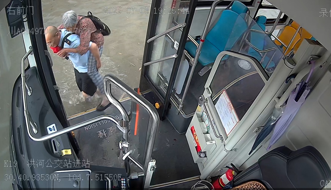 大雨过后,成都公交全部恢复正常运营! 大雨过后,成都公交全部恢复正常运营!
