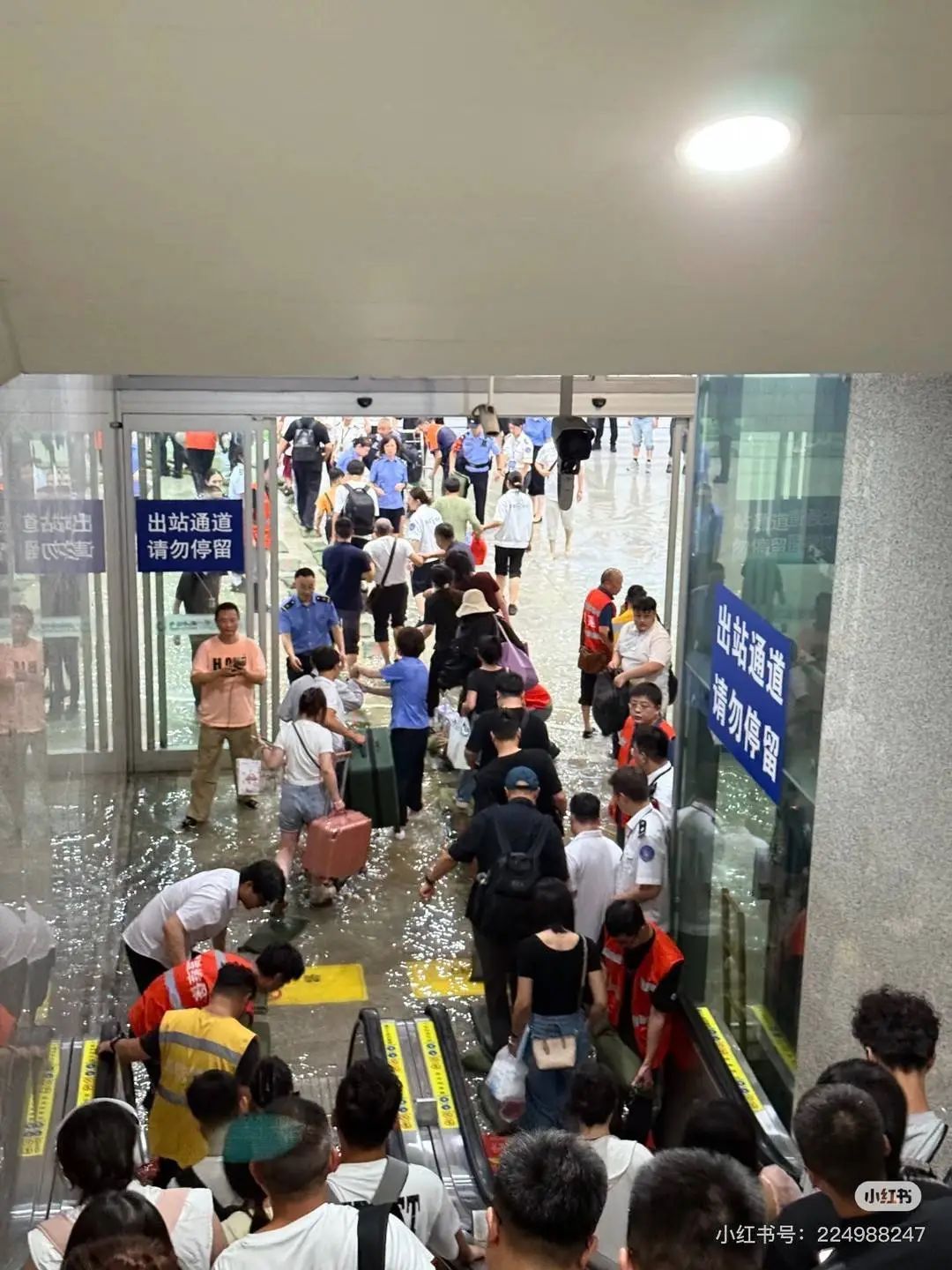 强降雨致站内积水，旅客排队踩沙包出站！成都东站道歉