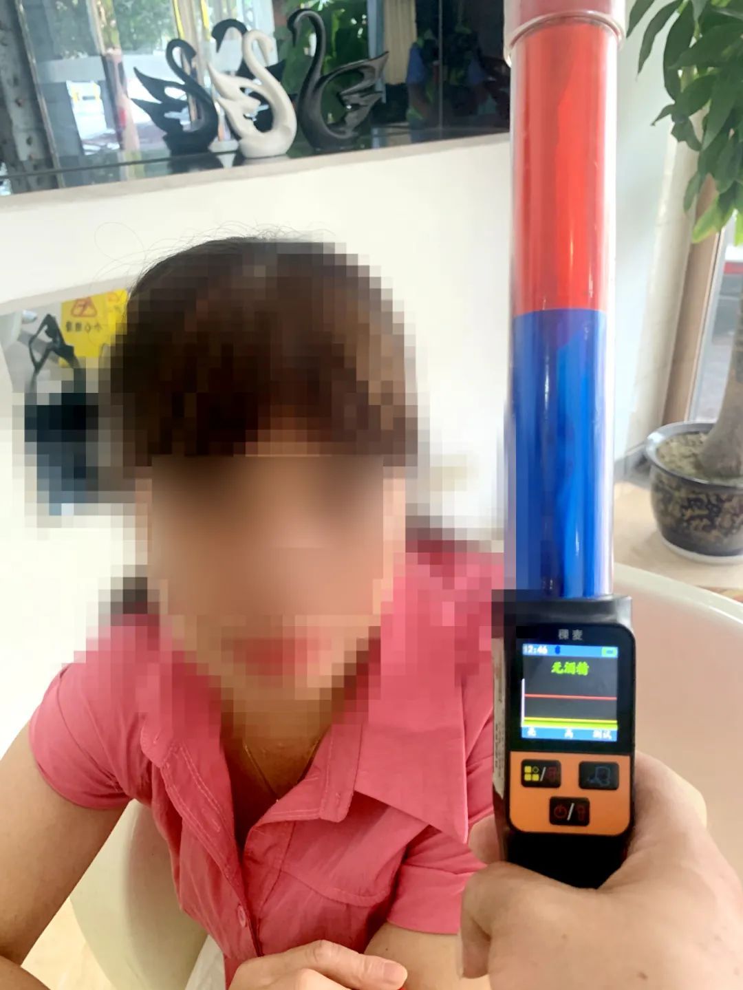 柳州女子驾车不慎撞入酒店大堂，警方通报