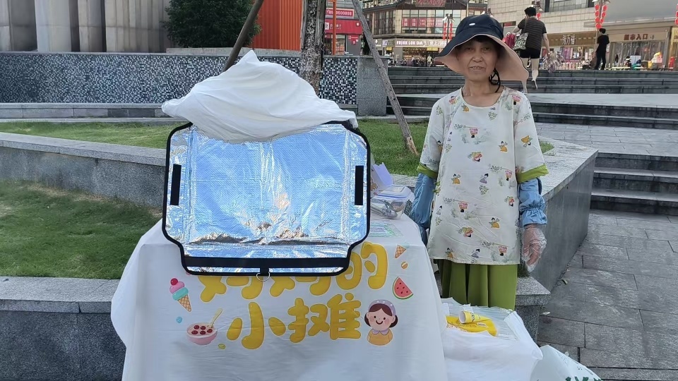 妈妈摆冰淇淋摊，女儿怕没人买偷偷发帖请网友帮忙：我报销！当事人回应：希望妈妈开心