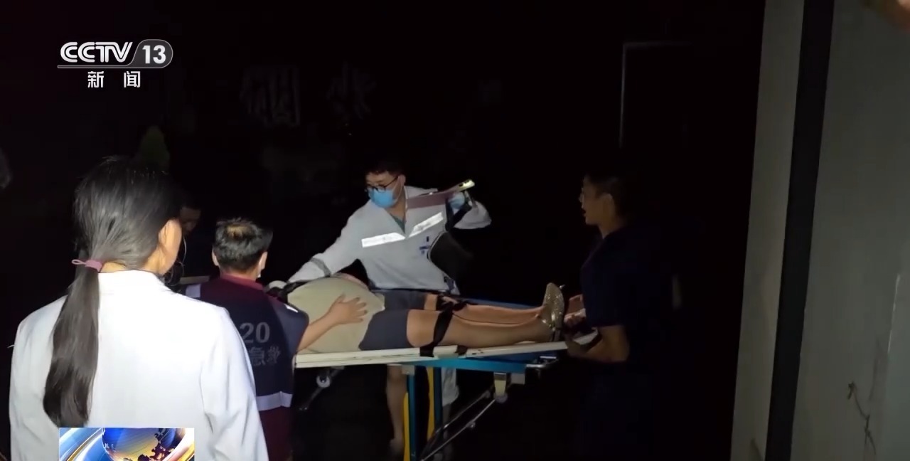 四川成都中心城区出现强降雨 消防员齐胸积水中营救被困群众