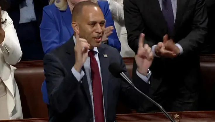 一场持续了近9个小时的演讲！民主党最后的阻击失败了