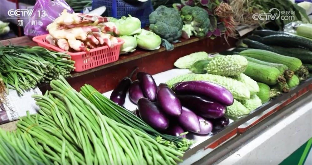 密切关注雨情、汛情变化 “攥指成拳”全力保障生活必需品市场供应