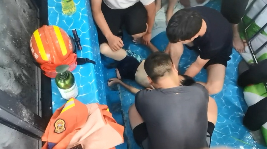 男孩整条腿被泳池死死“咬住”!紧急提醒:不要靠近 男孩整条腿被泳池死死“咬住”!紧急提醒:不要靠近