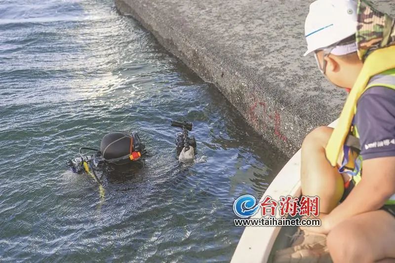 全副武装“蛙人”潜入厦门海底，拍下关键画面……