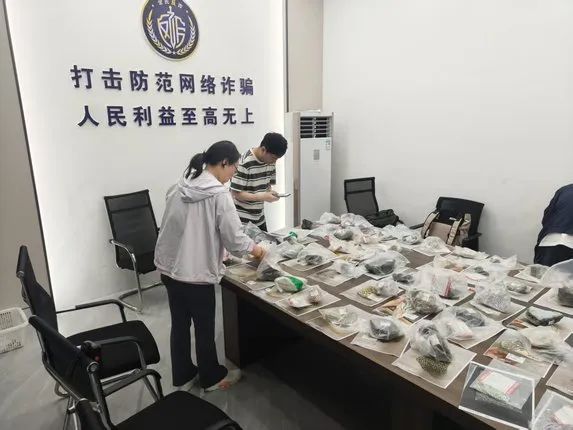 直播间竞拍翡翠原石,“境外执法人员”突然到访抓走主播? 直播间竞拍翡翠原石,“境外执法人员”突然到访抓走主播?