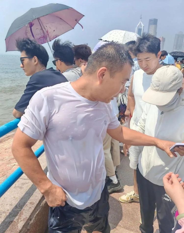 一名孩童不慎落水，下水施救的妈妈也陷入险境！“白衣大哥”直接跳下水