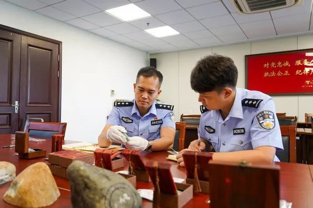 直播间竞拍翡翠原石,“境外执法人员”突然到访抓走主播? 直播间竞拍翡翠原石,“境外执法人员”突然到访抓走主播?