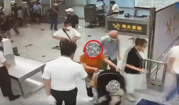 离谱！女子在孩子婴儿车后藏一条活蛇！