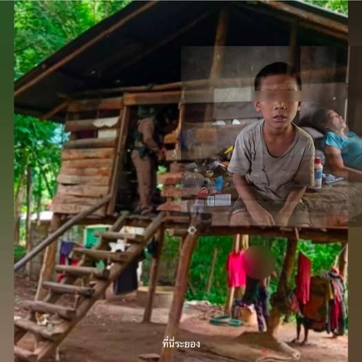 泰国8岁男孩长期与狗为伴,不会说话只会犬吠,妈妈和哥哥吸毒 泰国8岁男孩长期与狗为伴,不会说话只会犬吠,妈妈和哥哥吸毒