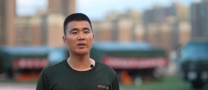 终于找到你了!这个背影让无数网友泪目 终于找到你了!这个背影让无数网友泪目