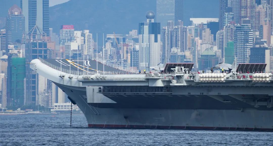 山东舰，天天见！香港“航母热”一浪接一浪