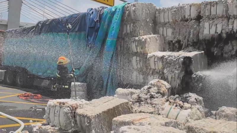 江西九江长江二桥货车起火 消防紧急处置化险为夷 江西九江长江二桥货车起火 消防紧急处置化险为夷