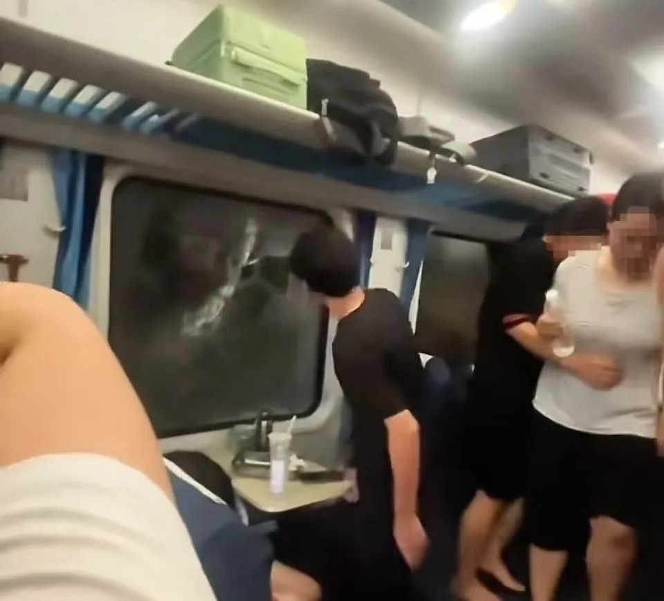 K1373次列车乘客砸窗通风，官方通报事件详情：已对砸窗男子批评教育