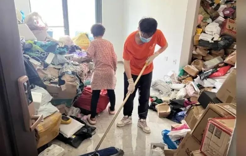 上海一独居老人网购花费200万睡在快递上 专家解读 上海一独居老人网购花费200万睡在快递上 专家解读