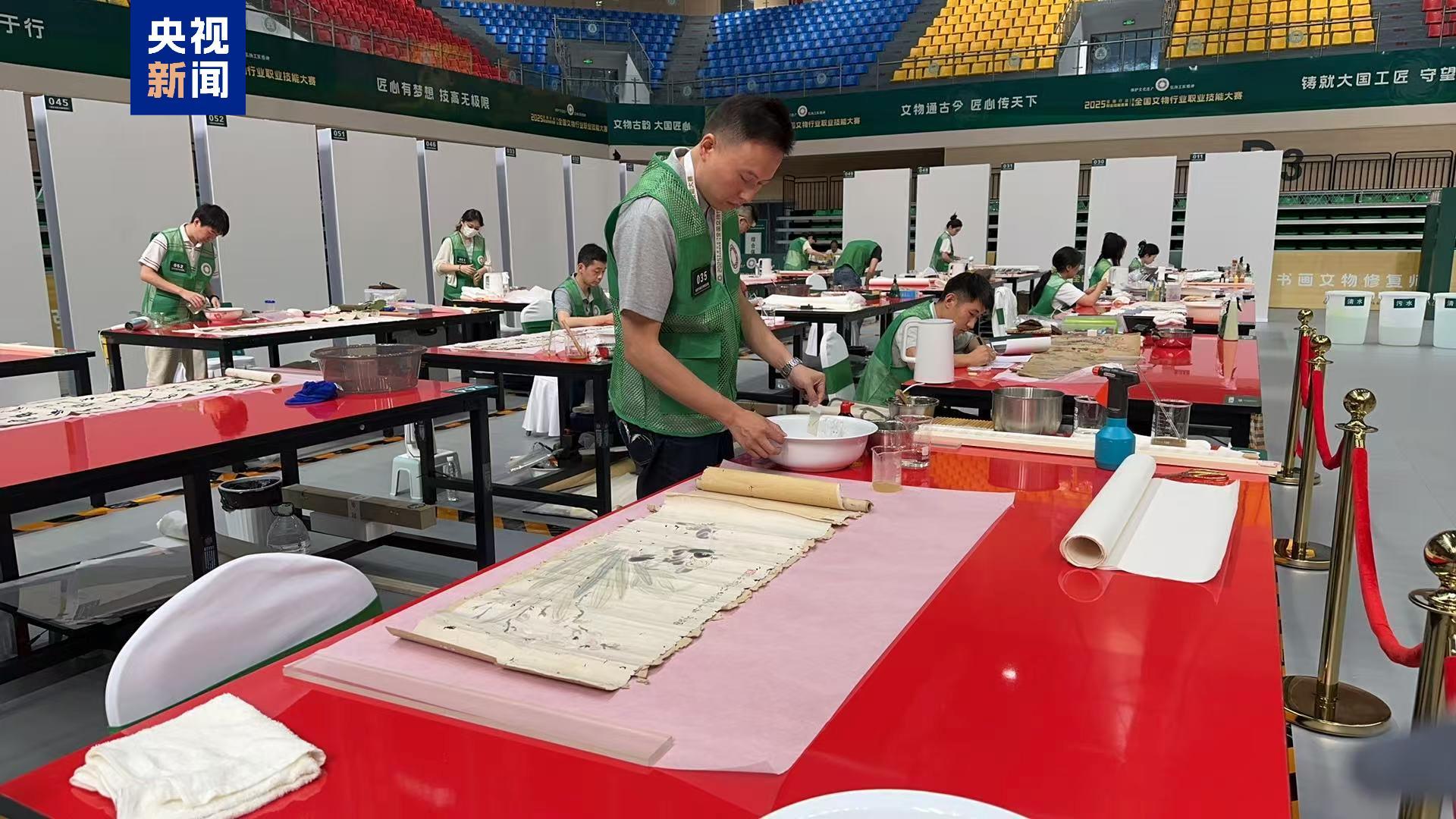 “实战”修真品 老中青三代文物修复师同台竞技秀“绝活儿” “实战”修真品 老中青三代文物修复师同台竞技秀“绝活儿”