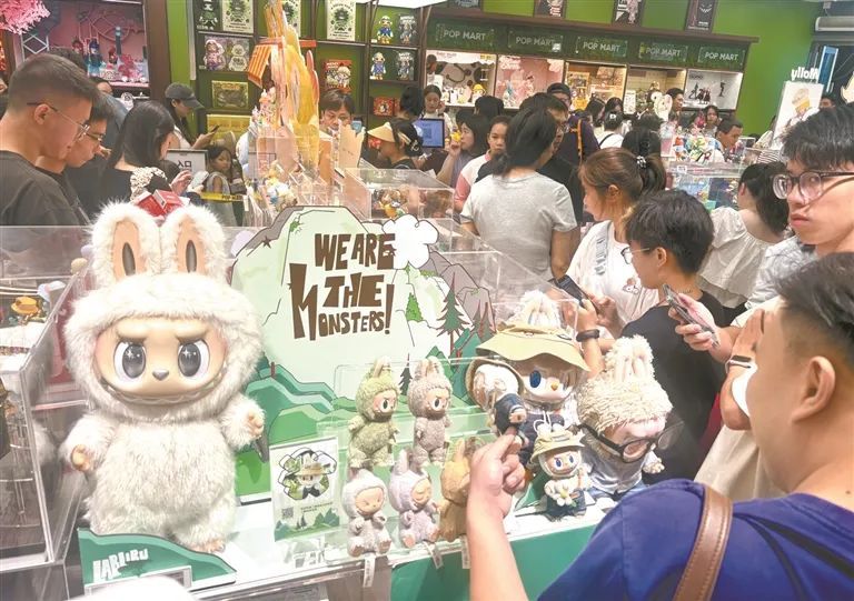 商家订单暴增、兼职月入超2万元……小小玩偶带旺“换装”市场→