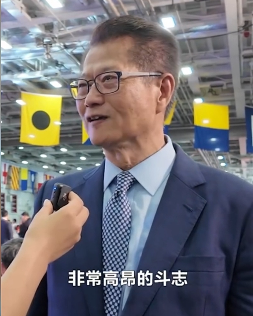 山东舰，天天见！香港“航母热”一浪接一浪