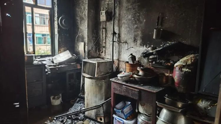 贵阳一民房起火,消防员破拆救出三猫 贵阳一民房起火,消防员破拆救出三猫