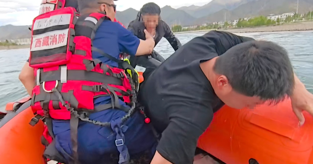 又有人开车开到水里面！车辆落水如何自救？