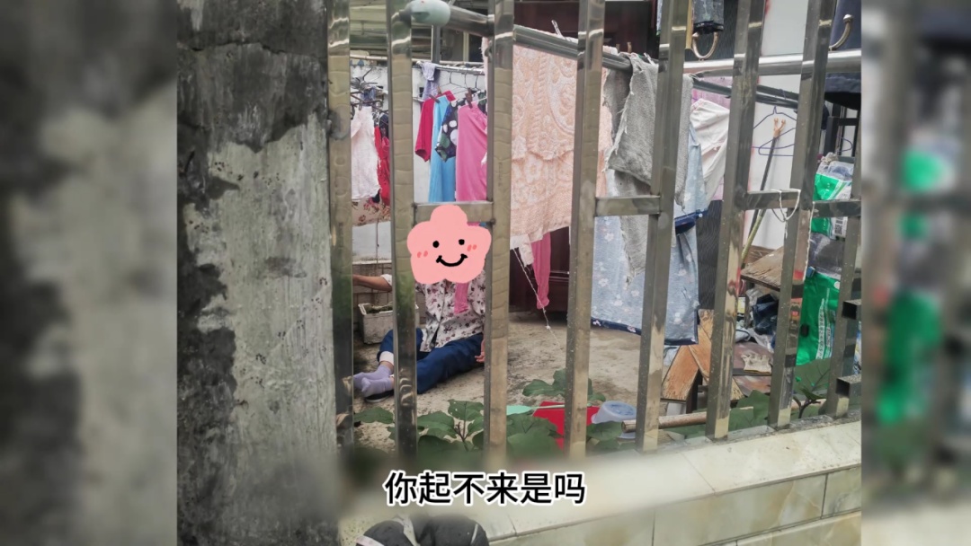 民警光天化日翻墙入户，竟是为了！