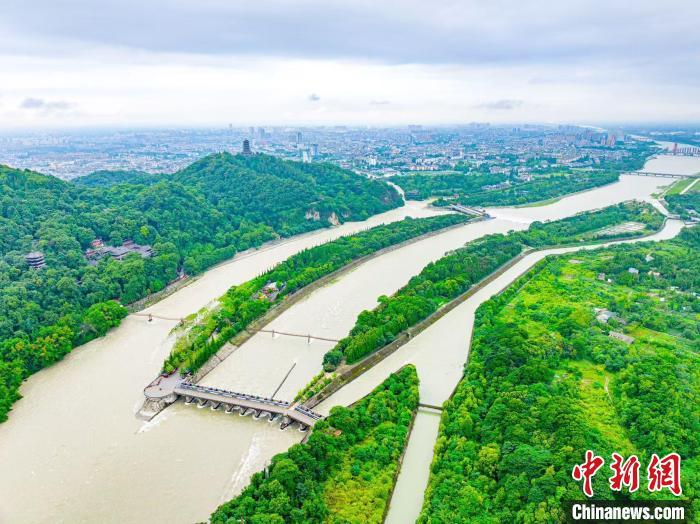 都江堰渠迎今年首次洪峰过境 都江堰渠迎今年首次洪峰过境