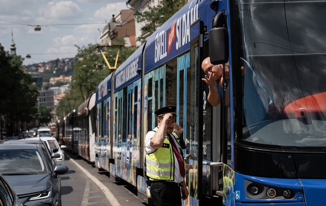 捷克突发大规模停电，首都电车全线停运