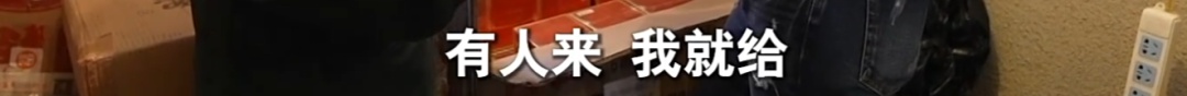上海66岁阿姨在快递堆里爬行!花200万疯狂购物,还说有苦衷?邻居接连投诉! 上海66岁阿姨在快递堆里爬行!花200万疯狂购物,还说有苦衷?邻居接连投诉!