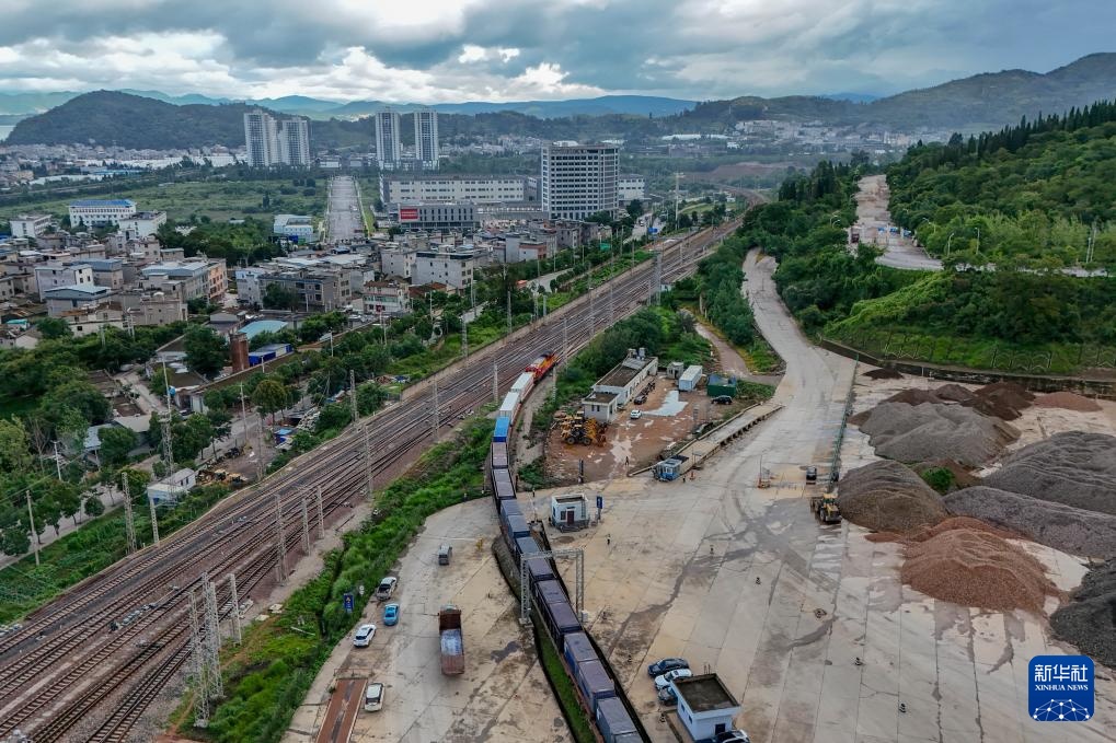 “郑和号”海公铁国际多式联运班列从昆明首发 “郑和号”海公铁国际多式联运班列从昆明首发