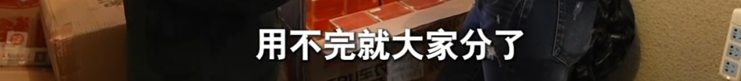上海66岁阿姨在快递堆里爬行!花200万疯狂购物,还说有苦衷?邻居接连投诉! 上海66岁阿姨在快递堆里爬行!花200万疯狂购物,还说有苦衷?邻居接连投诉!