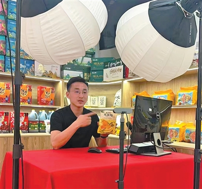 “心齐了,干劲更足了”(党旗在基层一线高高飘扬) “心齐了,干劲更足了”(党旗在基层一线高高飘扬)