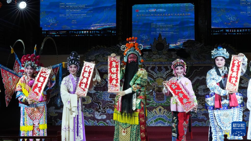 看唱念做打 听文化共鸣——“文化走亲东盟行”走进越南古都 看唱念做打 听文化共鸣——“文化走亲东盟行”走进越南古都