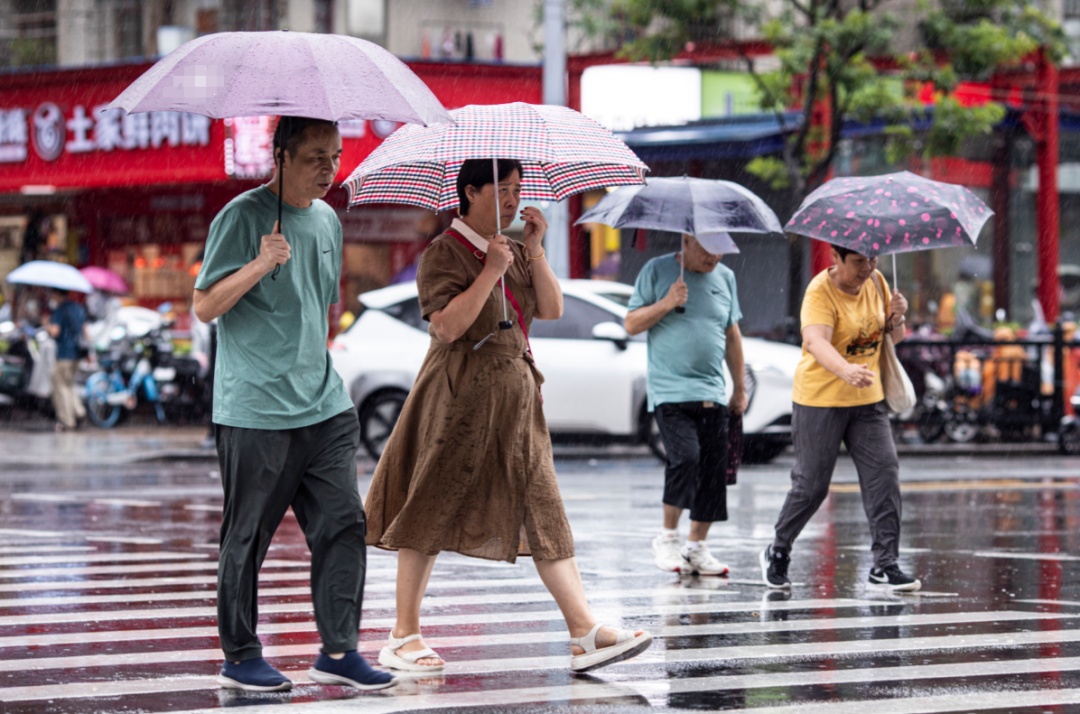 4 号台风 "丹娜丝" 生成,广东周末开启 "高温 + 暴雨" 焖蒸模式,这些请注意→ 4 号台风 "丹娜丝" 生成,广东周末开启 "高温 + 暴雨" 焖蒸模式,这些请注意→