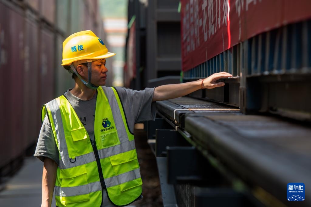 “郑和号”海公铁国际多式联运班列从昆明首发 “郑和号”海公铁国际多式联运班列从昆明首发