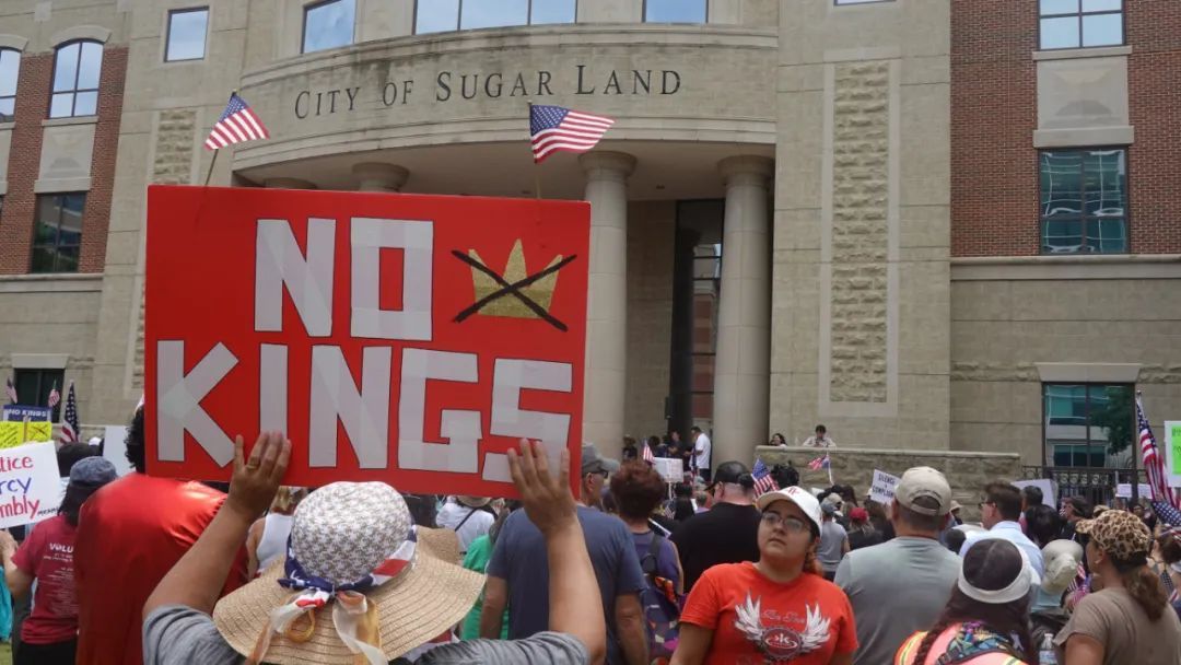 美“独立日”特朗普签署“大而美”法案，民众却在抗议