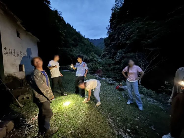 老人深山失联7小时,搜救人员利用无人机将其找到 老人深山失联7小时,搜救人员利用无人机将其找到