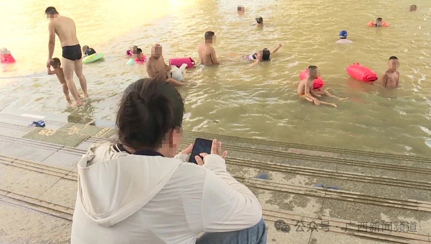 @家长和孩子 夏日玩水需注意 如遇危险这样施救 @家长和孩子 夏日玩水需注意 如遇危险这样施救